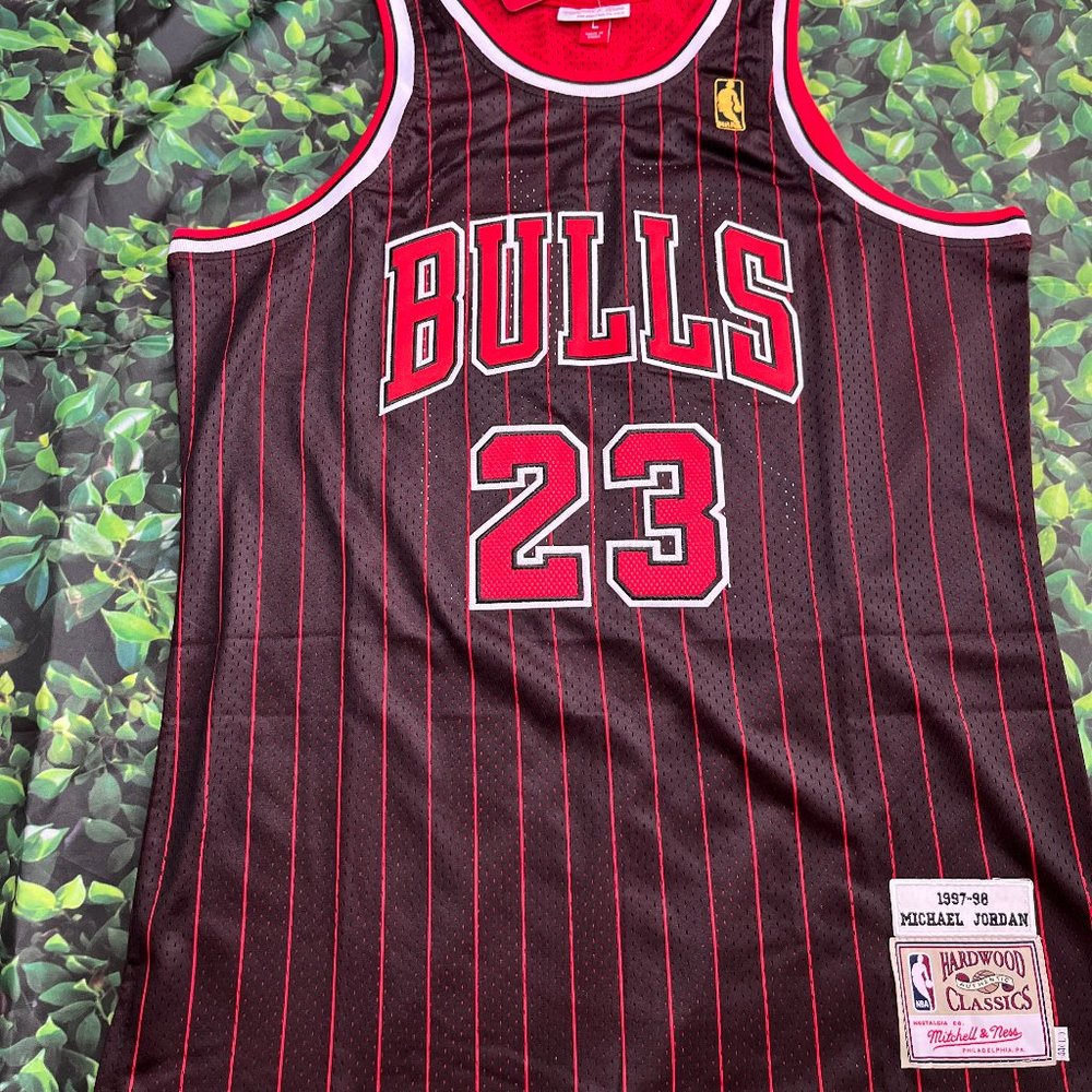 MITCHELL & NESS MICHAEL JORDAN JERSEY